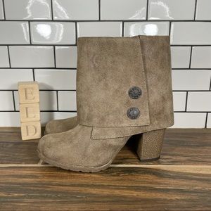 Muk Luks Chris Women's Size 7 Shoes Tan Embossed Cuff Heeled Ankle Boots